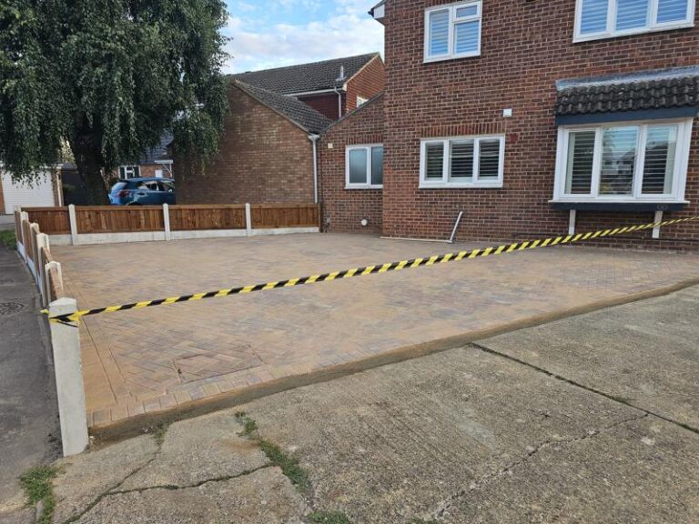 block-paved-driveway-and-fence-wickford-10
