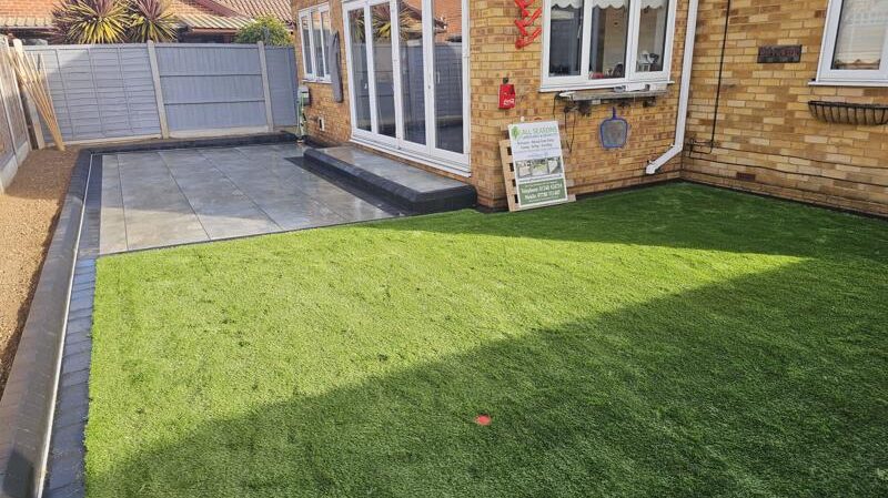 porcelain-patio-artificial-grass-wickford-15